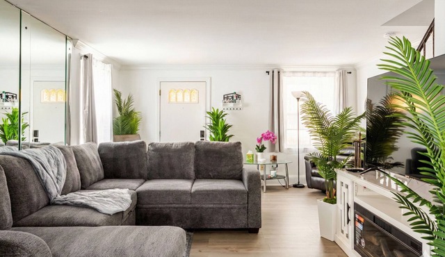 Family Home-Sleeps 8-Spacious 3BR-Free Parking-8 Min to PHL