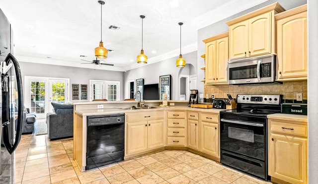 Family Villa with Sun Deck, Patio, Private Pool, Grill - Full Kitchen + WiFi