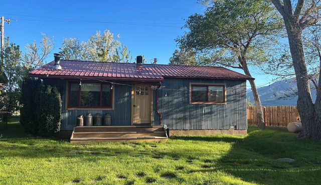 Fantastic 2-bedroom cottage in Gardnerville,NV. Just 20 minutes from Lake Tahoe.