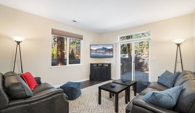 Fantastic Single Level Family Retreat, Fenced Yard, Huge Deck w/Seating, 5 Minutes to Downtown Bend in Bend