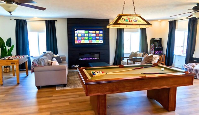 🐶 Fenced Backyard Oasis🔥Hot Tub 🍕PizzaOven🃏Huge Game Room