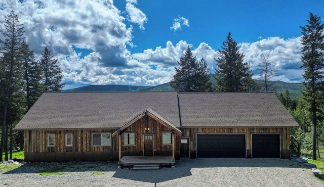 Forest Setting, McGregor Lake Lodge, Sleeps 10! in Marion