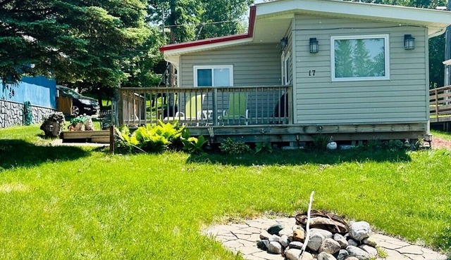 Front row cabin, steps away from Minnedosa Beach, sleeps 6 in Minnedosa