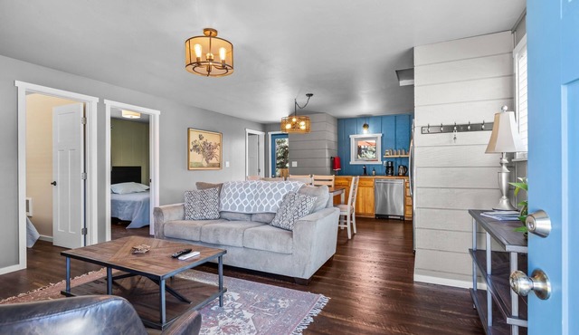 Full kitchen, Private Deck, Fire pit, off street parking, Quiet neighborhood, AC in Bend