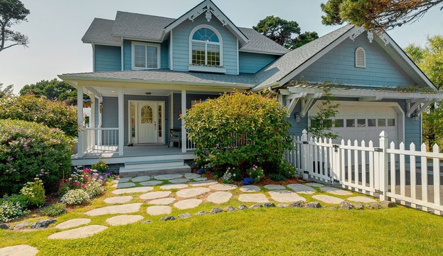 Garden by the Sea- Walk to the Beach/SPA/Sleeps 8