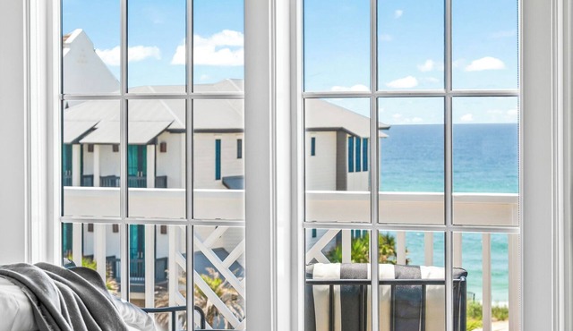 "Getaway on Green" South of 30A Walk to Beach Private Heated Pool Elevator Bikes