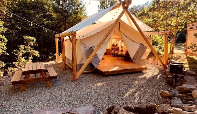 Gorgeous Glamping Tent with a Fire Pit near Umpqua National Forest, Oregon