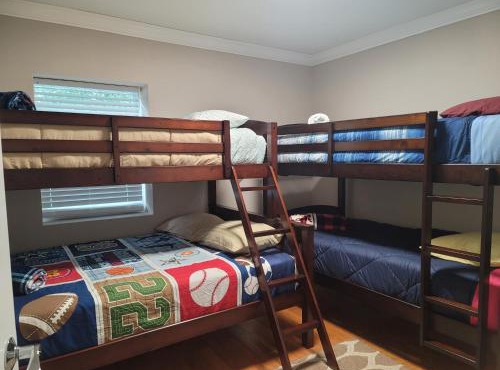 Great large home,8 min from Downtown