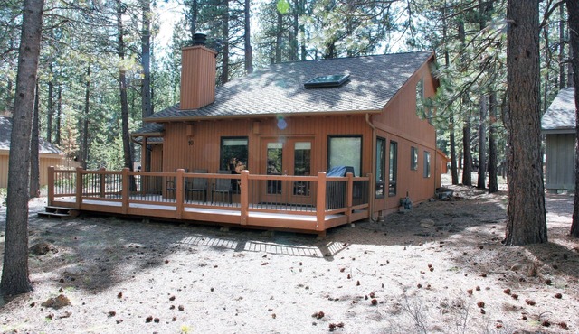 Great Location! Steps from Fort Rock Park, Walk to SHARC -passes included