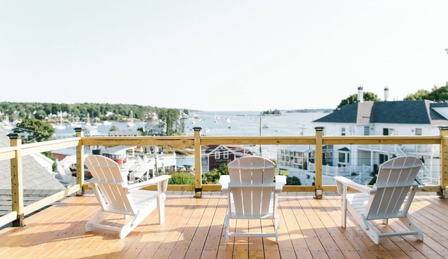 Greenleaf Inn Room 4 – Gorgeously Renovated Corner King w/Harbor & Island Views!