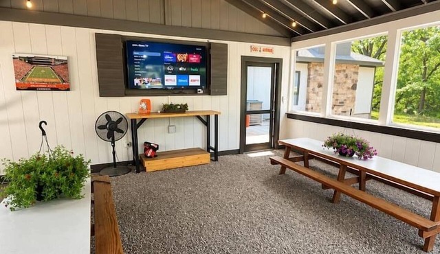 Group Get Away- 10 acres/4 cabins/sleeps 26 in Stillwater