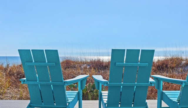 Gulf-Front 6BR · Sleeps 15 · No Roads to Cross · Hot Tub · Free Beach Chairs