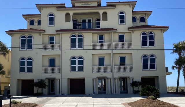 Gulf Front Luxury - Private Elevator/5 Master bdrms - each w/private bath