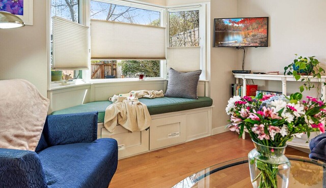 Hanna`s House | Downtown Retreat, Steps to OSF