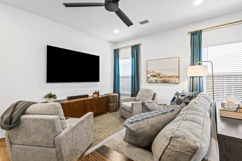 Heights House Upscale Retreat Close to Dwntwn & Beach