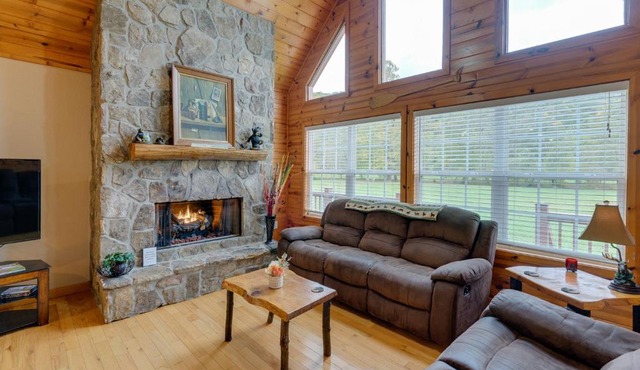 Hiawassee Riverfront Cabin: 7 Mi to Lake Chatuge!