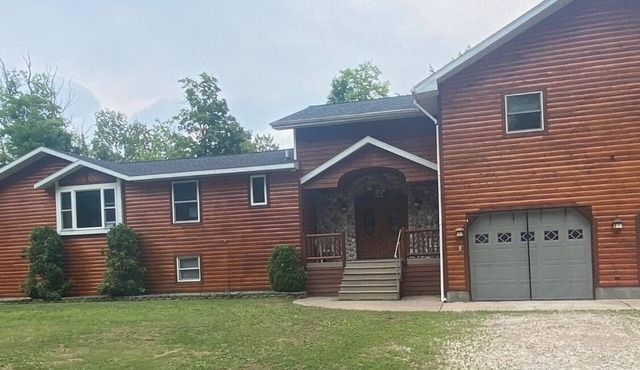 Hickey Creek Retreat Secluded Log Home - 7 miles from Pictured Rocks Lake shore