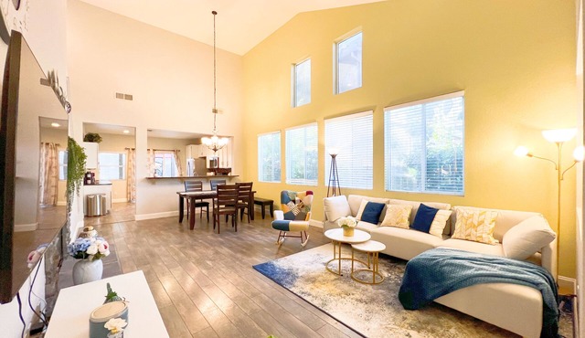 High Ceiling & Amazing backyard & family Kids friendly