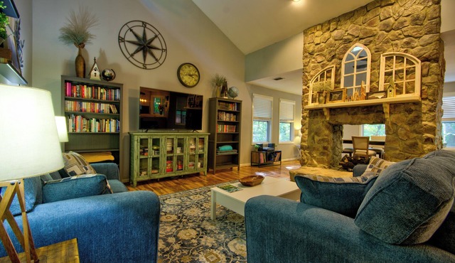High Point Hideaway - secluded & in center of town - fully furnished for comfort