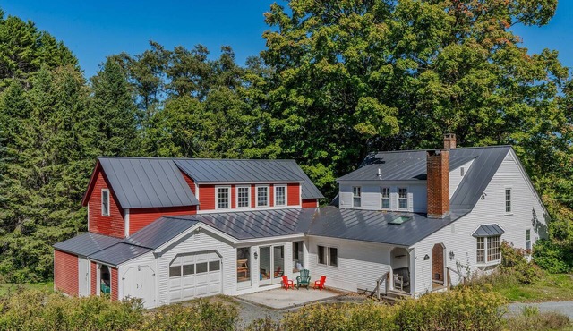 Hillside Farmhouse, Updated & Pet-Friendly