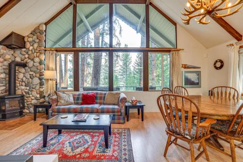 Hillside Hideaway: Warm & Cozy Terrace Lakes Cabin in Crouch