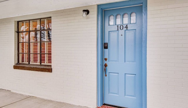 Historic Blue Ridge Tourist Court - Queen Standard (Pet Friendly)