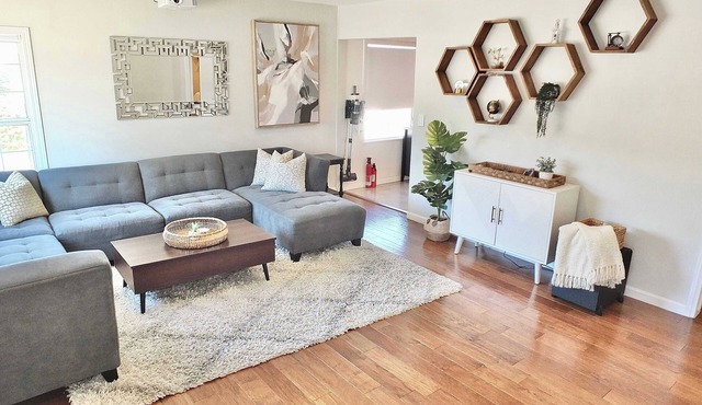 Home Theater, Private Backyard, Theme Parks Close in Long Beach