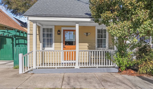 Honey Bee Cottage - Walk to Forsyth Park - Private Patio - Pet-Friendly