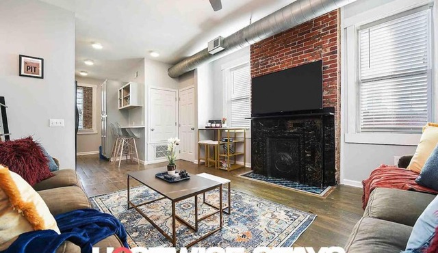 HostWise Stays - Triplex, Great for Groups, 3 Separate Apts, Free Parking