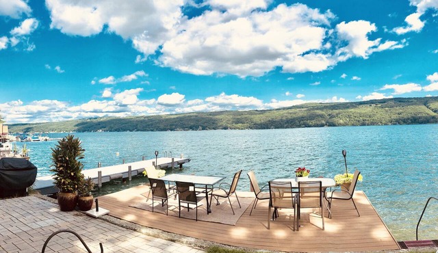 HOUSE RIGHT ON THE WATER- NO EXTRA CLEANING FEES