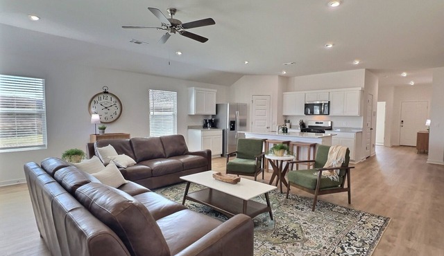 Hudson House-Modern Comfort, Small Town Charm