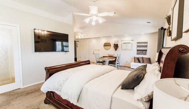 Huge Private Guest suite w/jet tub in great neighborhood near attractions