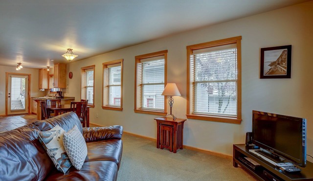 Hutson's Hideaway - Steps to Downtown, Views, Adorable Apartment, Cozy & Newer