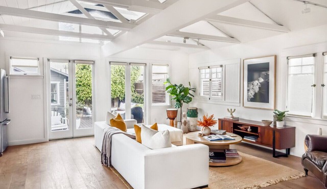 Iconic Venice Bungalow: 5-minute walk to beach in Los Angeles