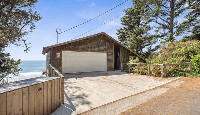 Immaculate Ocean Views! 3 bedroom, 1 sleeping loft, 2 bath, sleeps 12