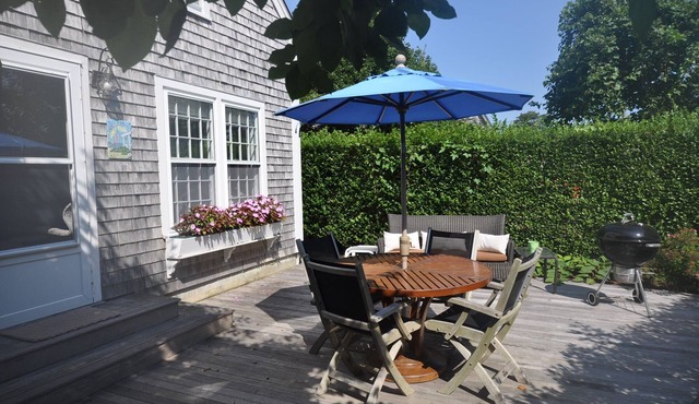 In-Town Walk to Beaches Charming Cottage Private Patio & Easy Parking