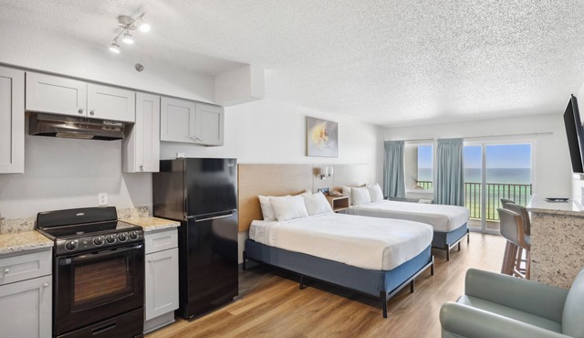 Indulge in Home Like Comfort! Gulf View, Free Parking, Beachfront Property