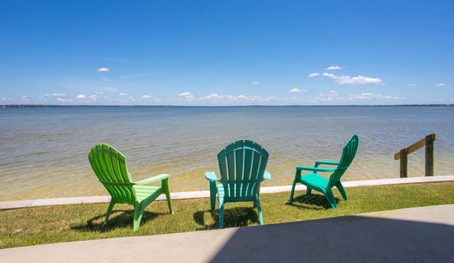 Island Time: Peaceful Waterfront Unit with 2 Kayaks!