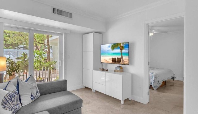 Key Biscayne Gem — Steps to Beach, Pool Views, King Bed, Parking