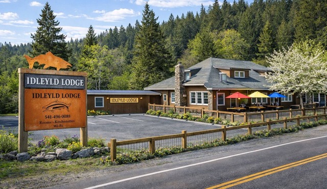 King Bedroom kitchen Suite- private entrance- Historic Lodge North Umpqua River