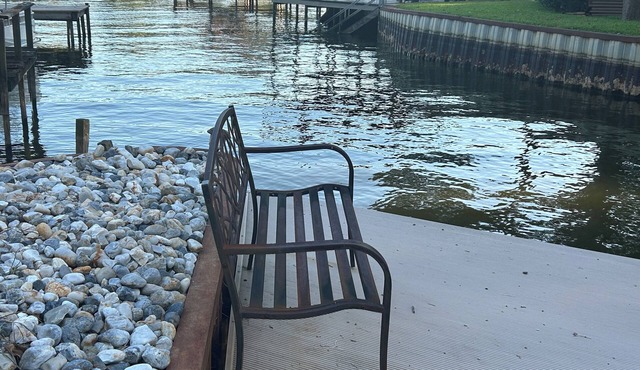 Lake Front Cozy Cottage - PRIVATE DOCK - KAYAKS INCLUDED! LATE SUNDAY CHECKOUT