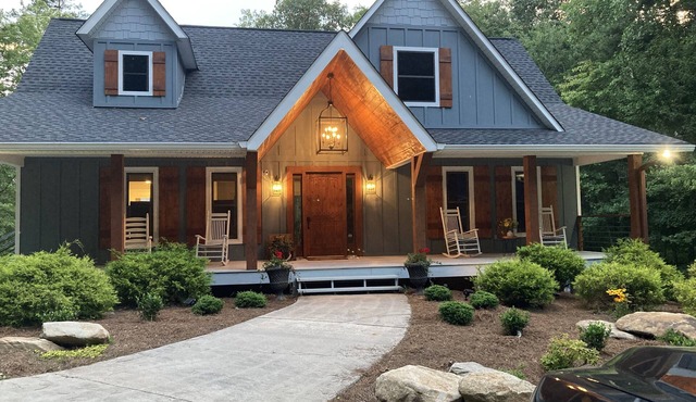 Lake Front, Fire pit, Kayaks, Hot tub, Ping Pong, Pontoon Rental Available
