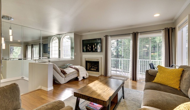 Lake Oswego Home w/Deck 9 Mi to Downtown Portland