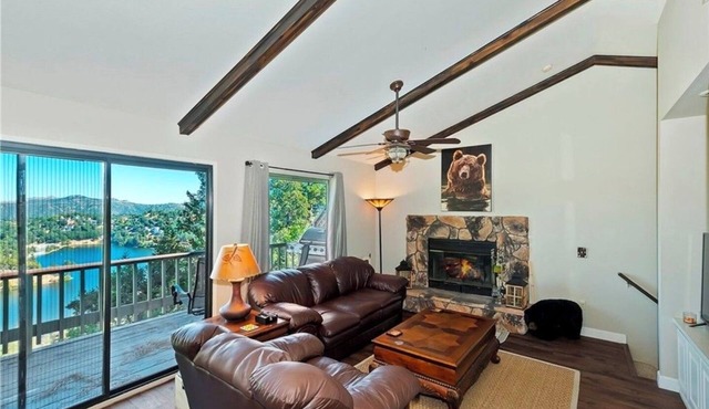 Lake View Cozy Bear Cabin - Adorable Crestline Relaxing Getaway