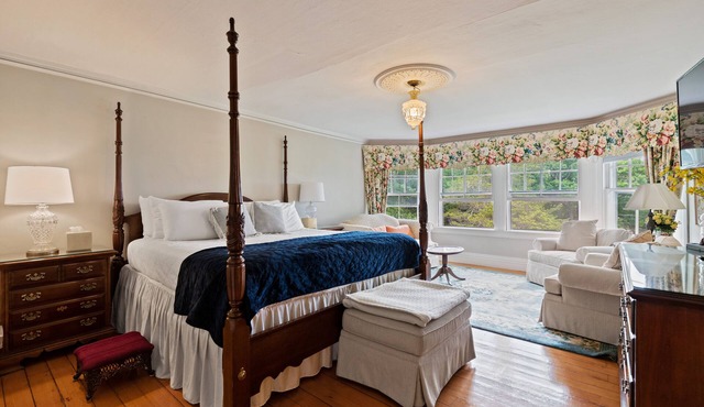 Lake View Suite with wall of windows w south exposure, Large King, Ensuite Bath