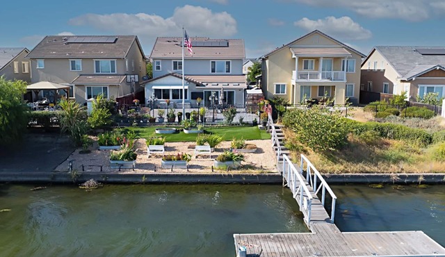 Lakefront 4-bedroom house with WiFi and AC in brilliant Lathrop