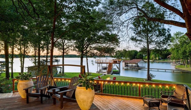 Lakefront 4 bedroom retreat w/boatdock/party deck, kayaks and outdoor bar.