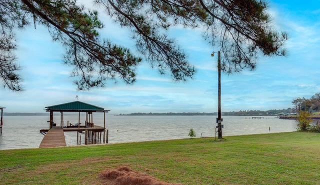 Lakefront Frankston Cabin w/Dock & Fire Pit!