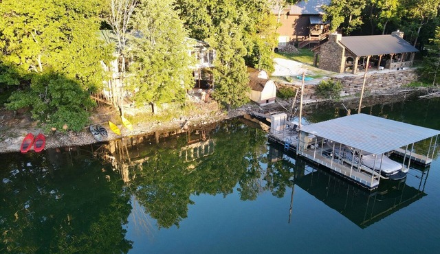 Lakefront home on the water, private cove & hot tub on Beaver Lake, Garfield, AR