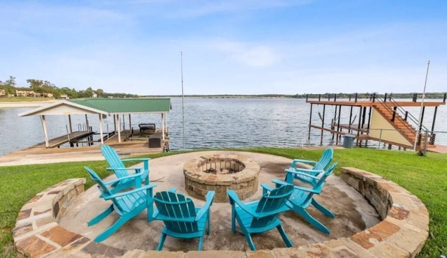 Lakefront retreat, hot tub, firepit, pets